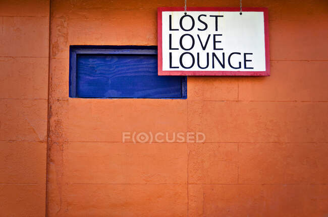 Louisiana, Nueva Orleans, Señal de salón de amor perdido en restaurante cerrado. - foto de stock