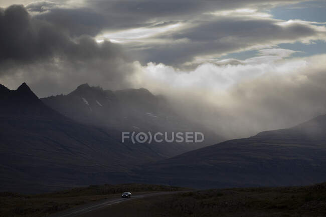 Auto che guidano sul numero 1 islandese sulla sezione sud-est dell'Islanda durante una tempesta irregolare; Islanda — Foto stock