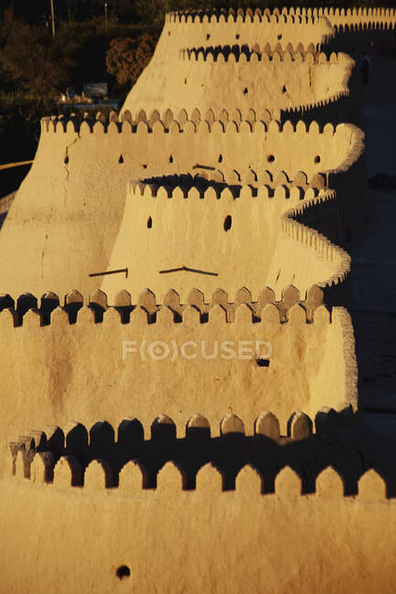 Западные стены на закате, Старый город Ичан Кала, Хива, пустыня Кизилкум; Хорезмская область, Узбекистан — стоковое фото