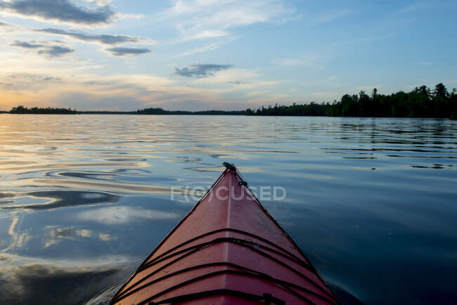 Fiocco di una canoa su un lago tranquillo al tramonto; Ontario, Canada — Foto stock