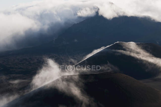 Nubes matutinas en el Parque Nacional Haleakala; Maui, Hawaii, Estados Unidos de América - foto de stock
