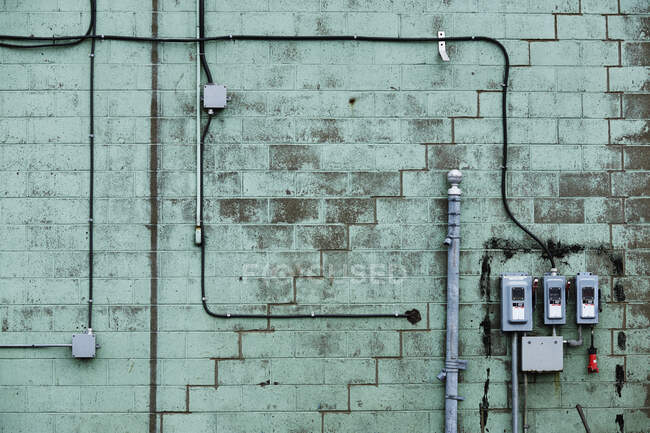 Green Cinder Block Wall mit Drähten, Bickerdike Port In Old Montreal; Montreal, Quebec, Kanada — Stockfoto