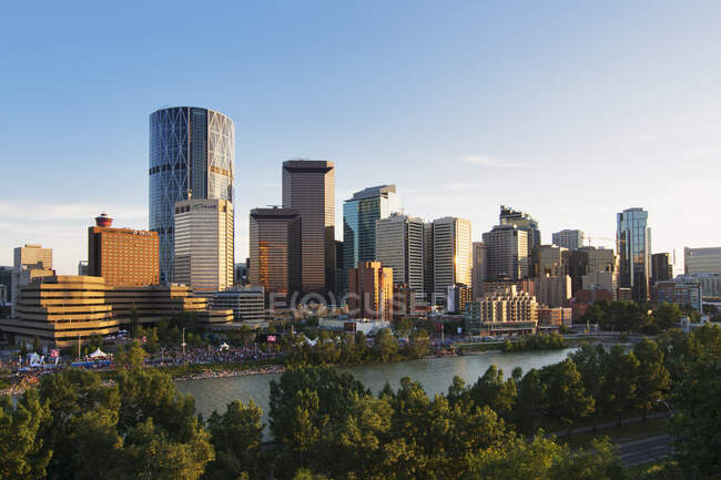 Ciudad Norteamericana Skyline con rascacielos; Calgary, Alberta, Canadá - foto de stock