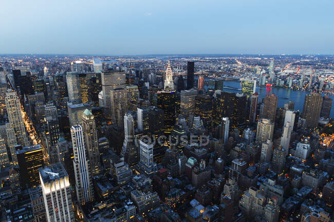 Vista panorâmica dos arranha-céus e do rio East ao entardecer, Nova York, Nova York, Estados Unidos — Fotografia de Stock