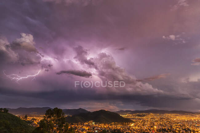 Relâmpago nos céus noturnos acima da cidade de Cochabamba; Cochabamba, Bolívia — Fotografia de Stock
