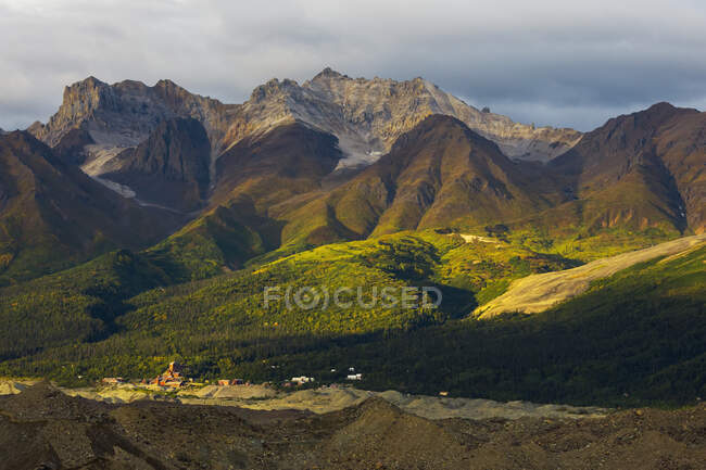 Town Of Kennicott At The Base Of A Rugged Mountain Range; Kennicott, Alaska, United States Of America — стоковое фото