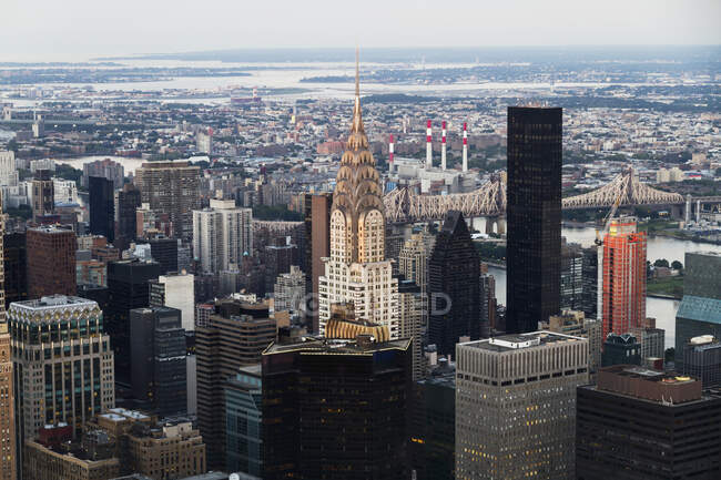 Edificio Chrysler en medio de rascacielos al anochecer, visto desde el Empire State Building, Nueva York, Nueva York, Estados Unidos - foto de stock