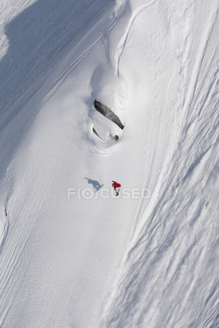 Snowboard extrême sur une pente enneigée ; Haines, Alaska, États-Unis d'Amérique — Photo de stock