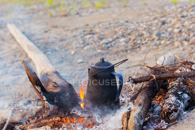 Panela de café na fogueira; Dawson, Yukon, Canadá — Fotografia de Stock