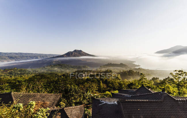 Blick auf den Mount Batur und den Batur-See bei Sonnenaufgang von Kintamani, Bali, Indonesien — Stockfoto