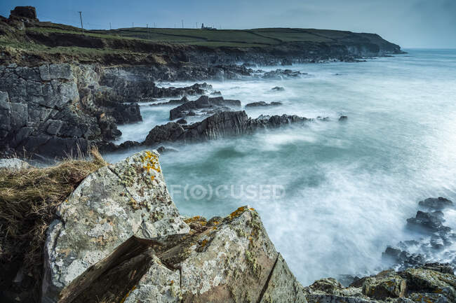 Faro de Galera en West Cork en la ruta costera costera del Atlántico; Condado de Cork, Irlanda - foto de stock