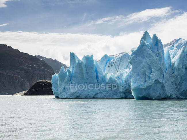 Серый ледник и серое озеро, Национальный парк Торрес-дель-Пейн; Torres Del Paine, Magallanes and Antartica Chilena Region, Чили — стоковое фото