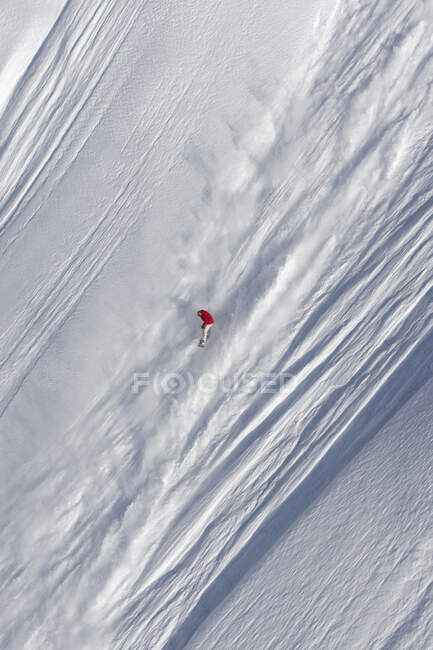 Snowboard extremo en una pendiente cubierta de nieve; Haines, Alaska, Estados Unidos de América - foto de stock
