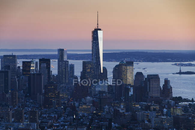 One World Trade Center, como se ve desde el Empire State Building, Nueva York, Nueva York, Estados Unidos - foto de stock