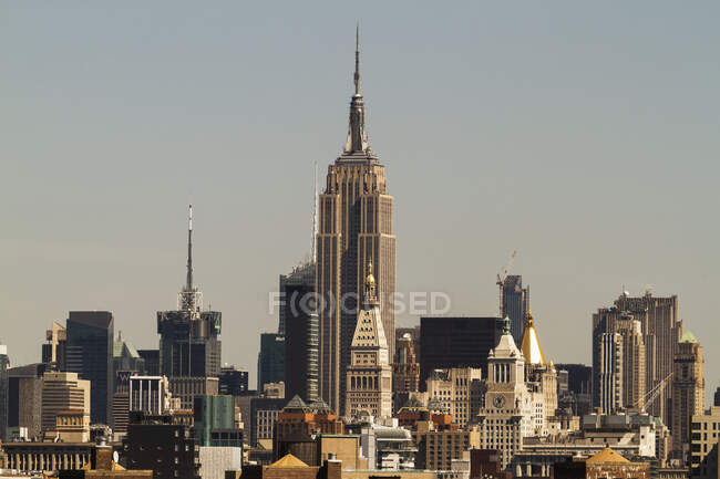Empire State Building, As Seen From The Brooklyn Bridge, Nueva York, Nueva York, Estados Unidos - foto de stock
