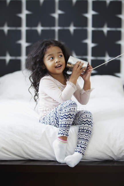 Junges Mädchen spielt mit einer Dose und einem String-Kommunikationsgerät; San Francisco, Kalifornien, Vereinigte Staaten von Amerika — Stockfoto