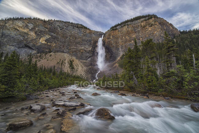 Takkakaw Falls, Parque Nacional Yoho; Columbia Británica, Canadá - foto de stock