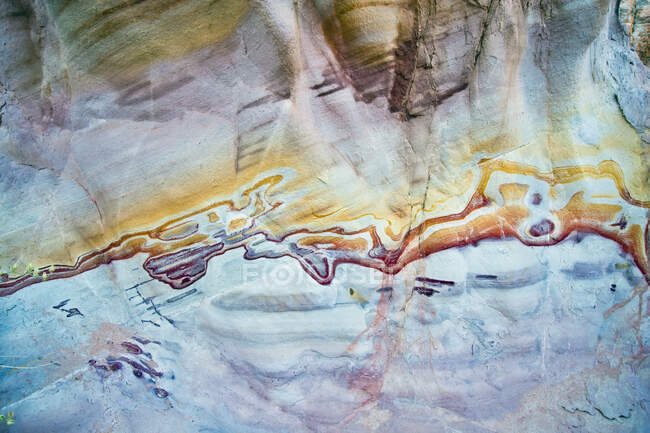 Superficie colorida de la roca, Valle del Fuego State Park; Nevada, Estados Unidos de América - foto de stock