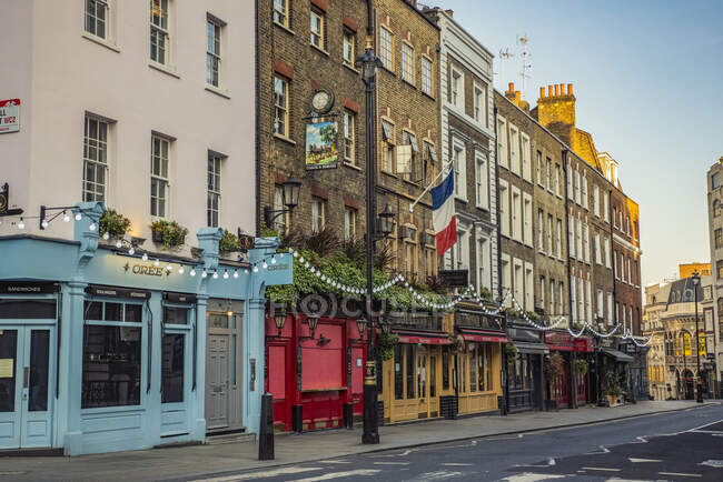 Wellington Street en Covent Garden en la hora punta de la tarde durante el cierre nacional durante la pandemia mundial de Covid-19; Londres, Inglaterra - foto de stock