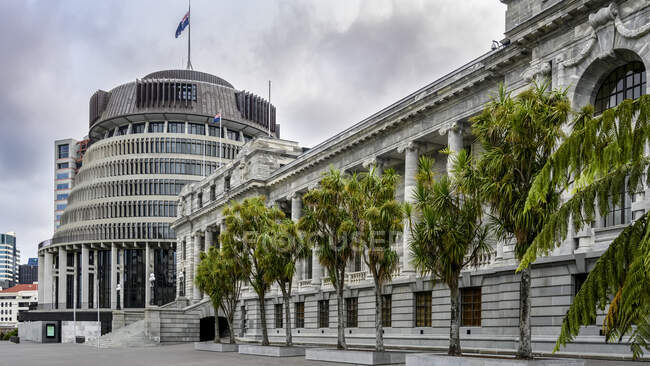 New Zealand Parliament Buildings with the Beehive, Executive Wing; Wellington, Wellington Region, North Island, New Zealand — стокове фото