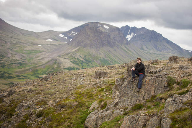 Bergsteiger des Flat Top Mountain Trail, in der Nähe von Anchorage AK, Chugach Mountains. — Stockfoto