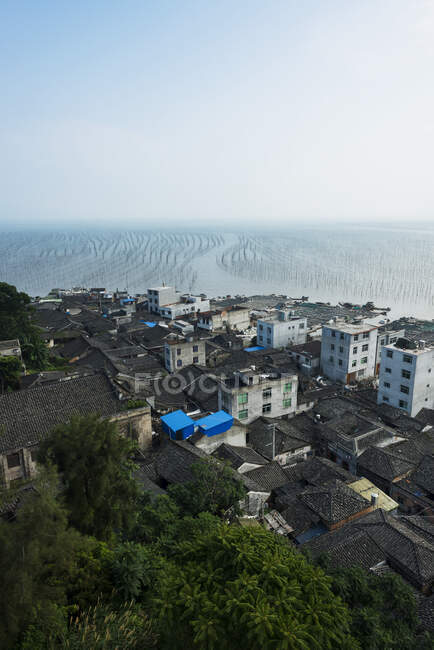 Edificios en un pueblo de pescadores a lo largo de la costa; Xiapu, Fujian, China - foto de stock
