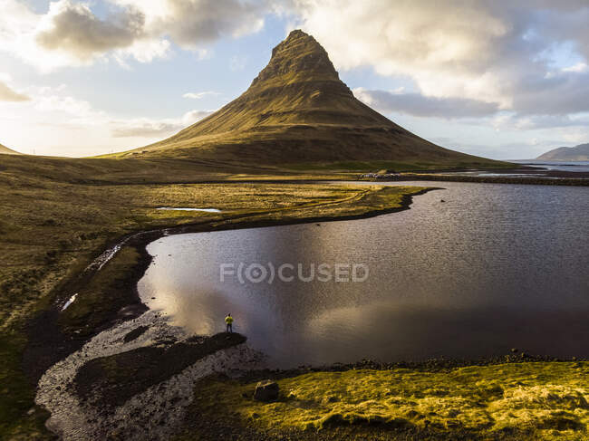 Mann beobachtet Vulkanberg in Island. Grundarfjorour, Island — Stockfoto