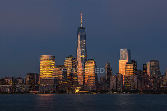 Das neue World Trade Center bei Sonnenuntergang aus der Sicht von Jersey City, New Jersey; New York City, New York, Vereinigte Staaten von Amerika — Stockfoto