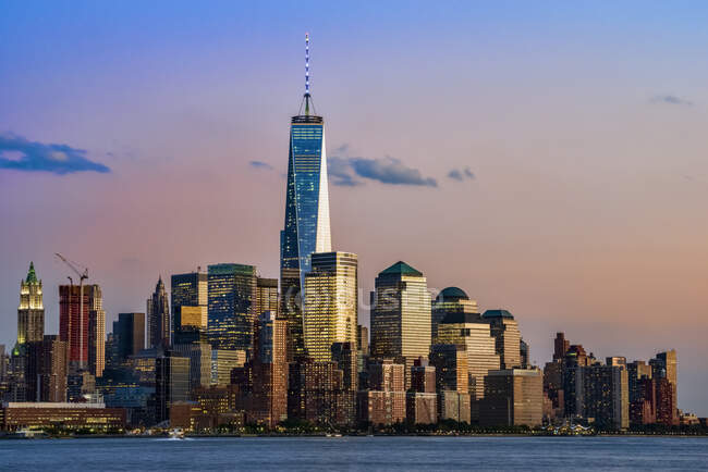 Всемирный торговый центр и все меньше Манхэттена на закате, как видно из Хобокена, Нью-Джерси; Нью-Йорк, Нью-Йорк, Соединенные Штаты Америки — стоковое фото