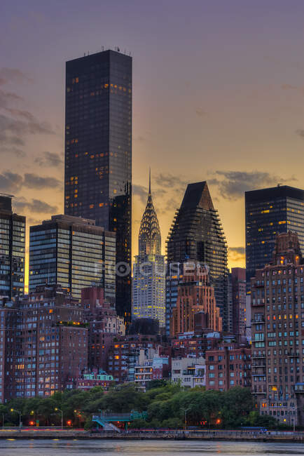Skyline von Midtown Manhattan mit Chrysler-Gebäude bei Sonnenuntergang von Roosevelt Island aus gesehen; New York City, New York, Vereinigte Staaten von Amerika — Stockfoto