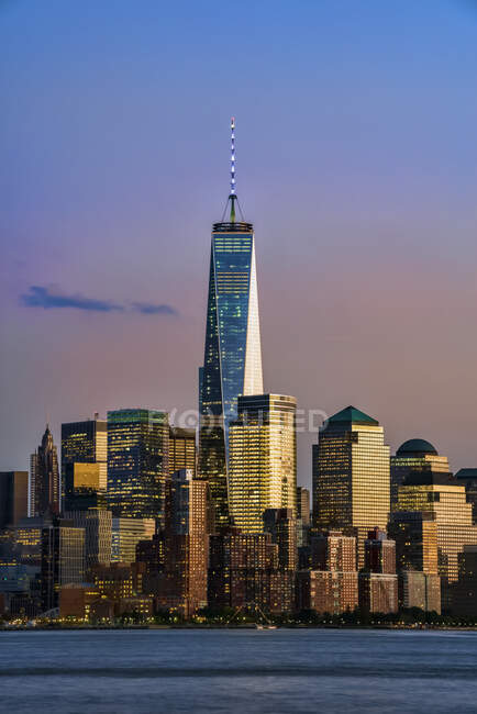 Всемирный торговый центр и все меньше Манхэттена на закате, как видно из Хобокена, Нью-Джерси; Нью-Йорк, Нью-Йорк, Соединенные Штаты Америки — стоковое фото
