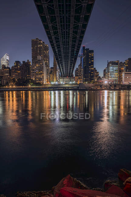 Queensboro Bridge und Manhattan Skyline bei Sonnenuntergang von Roosevelt Island aus gesehen; New York City, New York, Vereinigte Staaten von Amerika — Stockfoto