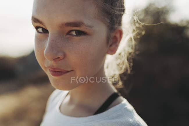 Ritratto ravvicinato di una ragazzina con lentiggini; Los Angeles, California, Stati Uniti d'America — Foto stock