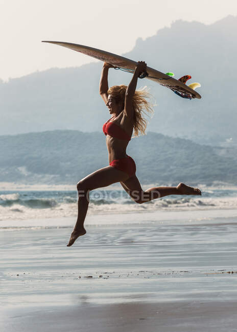 Una donna che si diverte in spiaggia. Bolonia, Tarifa, Costa de la Luz, Andalusia, Spagna. — Foto stock