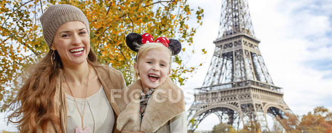 Turisti madre e figlia a Minnie Mouse Orecchie a Parigi — Foto stock