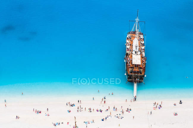 Grande nave da crociera a vela ancorata sulla spiaggia di sabbia bianca — Foto stock