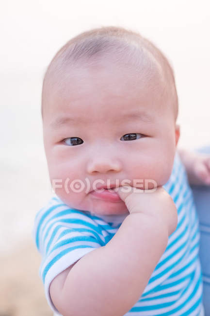 Asiática bebé sonriendo - foto de stock