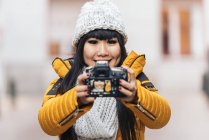 Touristen asiatische Frau mit Kamera in europäischen Straße. Tourismuskonzept. — Stockfoto