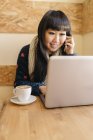 Femme d'affaires utilisant son ordinateur portable dans le café. Concept d'entreprise — Photo de stock