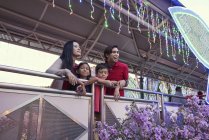 Famiglia felice che controlla la luce al Geylang Hari Raya Bazaar, Singapore — Foto stock