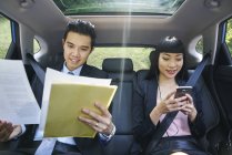 Colleagues discussing work in the car — Stock Photo