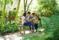 Touristen machen Pause in Gardens by the Bay, Singapur — Stockfoto