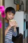 Giovane asiatico uomo bere caffè a casa — Foto stock