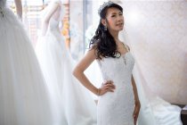 Irene estaba usando vestido de novia para el rodaje antes de la boda, ella estaba eligiendo vestido tradicional chino y un vestido de novia blanco. Lleno de felicidad y agradable . - foto de stock