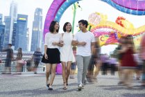 Três jovens amigos asiáticos se divertindo no ano novo chinês, Singapura — Fotografia de Stock