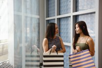 Дві азіатські жінки з сумками в торговому центрі — стокове фото