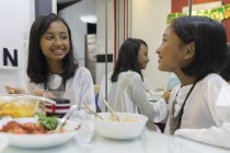 Felice famiglia asiatica che celebra hari raya a casa e cucina in cucina — Foto stock