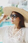 Retrato de hermosa joven asiática mujer en paja sombrero - foto de stock