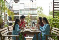Молоді азіатські родини святкує святе Харі Райян в Сінгапурі — стокове фото