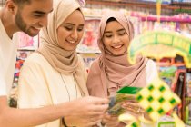 Друзья-мусульмане делают покупки для Хари Райи — стоковое фото